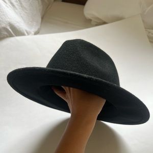 Black felt medium brim western hat